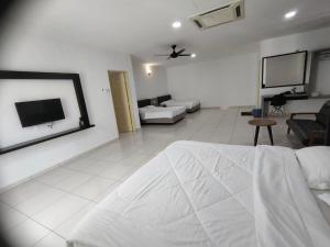 ein weißes Schlafzimmer mit einem Bett und einem TV in der Unterkunft 20Pax 3-Storey SemiD 5Room&5Bathroom Sweet Dream Home Sitiawan in Sitiawan
