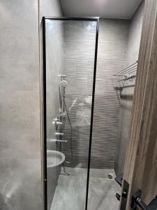 uma cabina de duche em vidro com um lavatório na casa de banho em Mod Avenue em Gurgaon