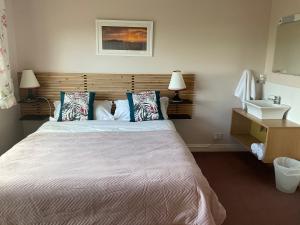 Un pat sau paturi într-o cameră la Brownes