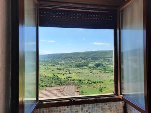 una ventana con vistas a un campo verde en Casa rural Marcelina, en Beteta