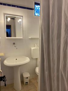 Villaggio La Roccia camping的一间浴室