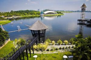 vista su un fiume con un molo e un ponte di The Icon 1 Condo IOI City Mall Putrajaya, Golf View a Putrajaya
