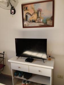 TV de pantalla plana en un tocador en una habitación en Dúplex alquiler TEMPORARIO !! en Córdoba
