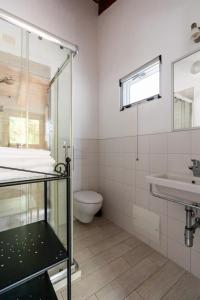 een badkamer met een toilet en een wastafel bij La Conchiglia in Chioggia