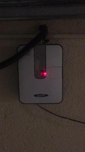 ein elektronisches Gerät mit roter Beleuchtung auf dem Boden in der Unterkunft vallespin 43-1 - céntrico, parking, wifi in Avila