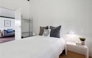 1 dormitorio blanco con 1 cama blanca grande con almohadas en Awesome Home In Odder With Kitchen, en Odder