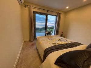 - une chambre avec un lit et une grande fenêtre dans l'établissement Luxury Villa set in Idyllic Cove, sunets, dolphins Nr Lefkada Villa Levanda, à Spartos