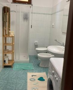 a bathroom with a sink and a toilet and a shower at Appartamento Dante in Cremona