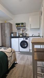 a kitchen with a washing machine in a room at The AppleTree in West Drayton