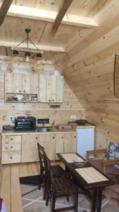 eine Küche mit einem Tisch und Stühlen in einer Hütte in der Unterkunft Cottage Bosaca in Žabljak