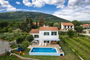 una vista aérea de una casa con piscina en Guesthouse Matija, en Šestanovac