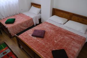Postel nebo postele na pokoji v ubytování As e vogël, As e madhe
