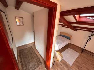 - une petite chambre avec un petit lit dans l'établissement App Franci Parenzana, à Marušići