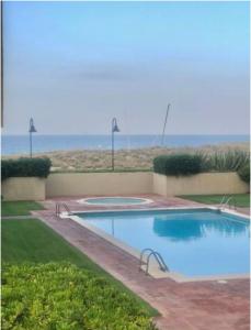 Swimming pool sa o malapit sa Pals Playa 1era linea de mar, villa de golf