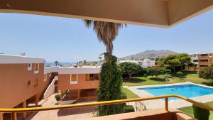 נוף של הבריכה ב-APARTAMENTO CON PISCINA EN MOJACAR PLAYA או בסביבה