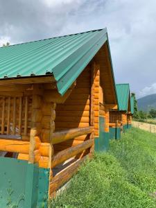 Cabaña de madera pequeña con techo verde en Gusinje View, en Gusinje