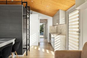 eine Küche mit einer Treppe, die zu einem Esszimmer führt in der Unterkunft Modernes Tiny House -neu 2021- in Uigendorf