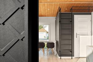 Zimmer mit Tür, Tisch und Stühlen in der Unterkunft Modernes Tiny House -neu 2021- in Uigendorf