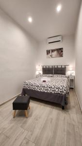 ein Schlafzimmer mit einem Bett und einer Bank darin in der Unterkunft Luxury Home Il Giglio in Florenz