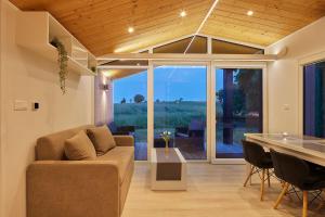 ein Wohnzimmer mit einem Sofa und einem Tisch in der Unterkunft Modernes Tiny House -neu 2021- in Uigendorf