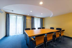 a conference room with a wooden table and chairs at Kassel Ost in Kassel