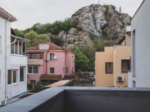 uma vista para uma montanha a partir dos telhados dos edifícios em Stylish 1BD - Free Private Garage em Plovdiv