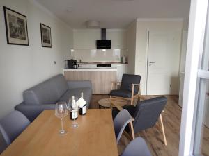 un salon avec une table et un canapé dans l'établissement Karlbacher Domizil Ferienwohnungen, à Großkarlbach