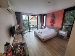 ein Schlafzimmer mit einem Bett und einem Balkon in der Unterkunft THAI HOTEL CHIANGMAI in Chiang Mai