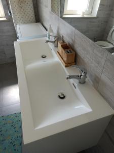 a bathroom with a white sink and a mirror at Villa SAlice piano Terra in Spoltore