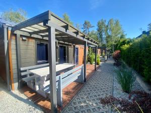 Ogród w obiekcie Domy nad morzem - Chata Pirata- Tiny House