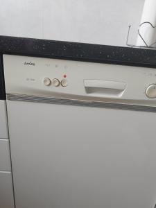 un horno microondas sobre una estufa en Vip apart 2 en Gorlice