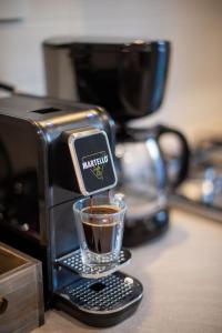 eine Kaffeemaschine mit einer Tasse Kaffee in der Unterkunft Luxury Home Il Giglio in Florenz