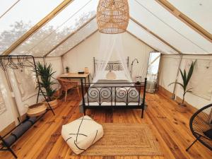 Habitación con cama en un invernadero en Tranquilo Glamping en Hozanejos