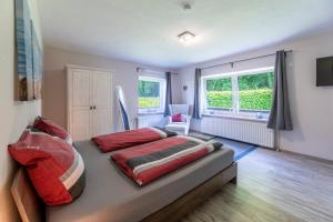 Schlafzimmer mit einem Bett und einem Fenster in der Unterkunft Haus Hamburg Wohnung 1 in Hohwacht