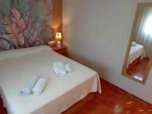 Posteľ alebo postele v izbe v ubytovaní Apartamento Alteanos, centrico y confortable, soleado, con piscina y jardines, tenis, parking exterior comunitario, y la playa andando 10 min