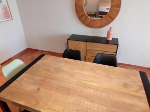Posedenie v ubytovaní Apartamento Alteanos, centrico y confortable, soleado, con piscina y jardines, tenis, parking exterior comunitario, y la playa andando 10 min