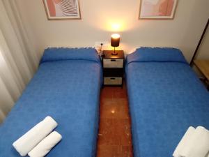 Posteľ alebo postele v izbe v ubytovaní Apartamento Alteanos, centrico y confortable, soleado, con piscina y jardines, tenis, parking exterior comunitario, y la playa andando 10 min