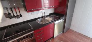 Kuchyňa alebo kuchynka v ubytovaní Apartamento Alteanos, centrico y confortable, soleado, con piscina y jardines, tenis, parking exterior comunitario, y la playa andando 10 min