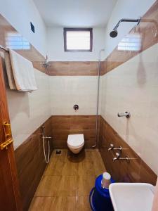 ein Bad mit einem WC und einer Dusche in der Unterkunft THE LUXE HOTEL in Puducherry