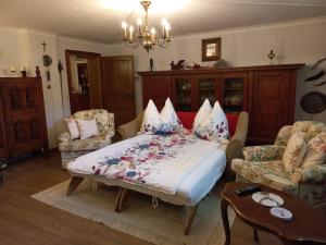 ein Schlafzimmer mit einem Bett, einem Sofa und einem Tisch in der Unterkunft Ferienwohnung Felicitas by Appartementhaus Theresia in Bad Mitterndorf