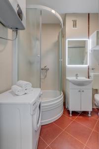 ein Badezimmer mit einer Dusche, einer Badewanne und einem Waschbecken in der Unterkunft Studio Apartment Anita with balcony in Split