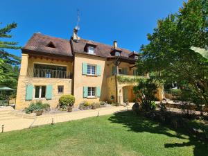 ein großes Haus mit einem Vorgarten in der Unterkunft Le Malpas Woodpecker in Belvès