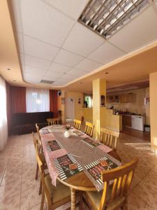 une salle à manger avec une table et des chaises ainsi qu'une cuisine dans l'établissement Vila Castelana, à Căciulata