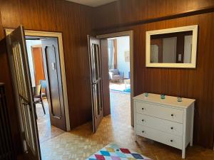uma sala com uma porta e uma cómoda e um quarto em Hotel & Apartment Am Theaterplatz em Bremerhaven