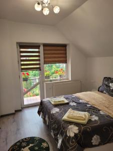 - une chambre avec un lit et 2 serviettes dans l'établissement Vila Castelana, à Căciulata