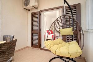 una sedia gialla in una stanza con finestra di Apartments ''Tri Sestrice'' - ZF Hvar a Hvar Altre 75 foto