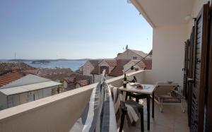 un balcone con tavolo e vista sull'acqua di Apartments ''Tri Sestrice'' - ZF Hvar a Hvar
