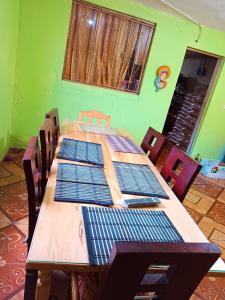 Pokój z drewnianym stołem z panelami słonecznymi w obiekcie Hostal backpackers w mieście Chugchilán