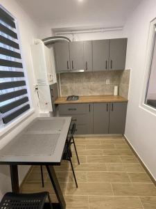 A kitchen or kitchenette at Militari Comfort Apartment