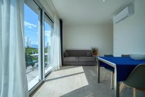 - un salon avec une table bleue et un canapé dans l'établissement Appartamenti da Mirella, à Lazise